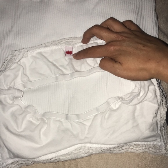 White ribbed V neck tank with lace detail Large 💕 - Picture 3 of 4